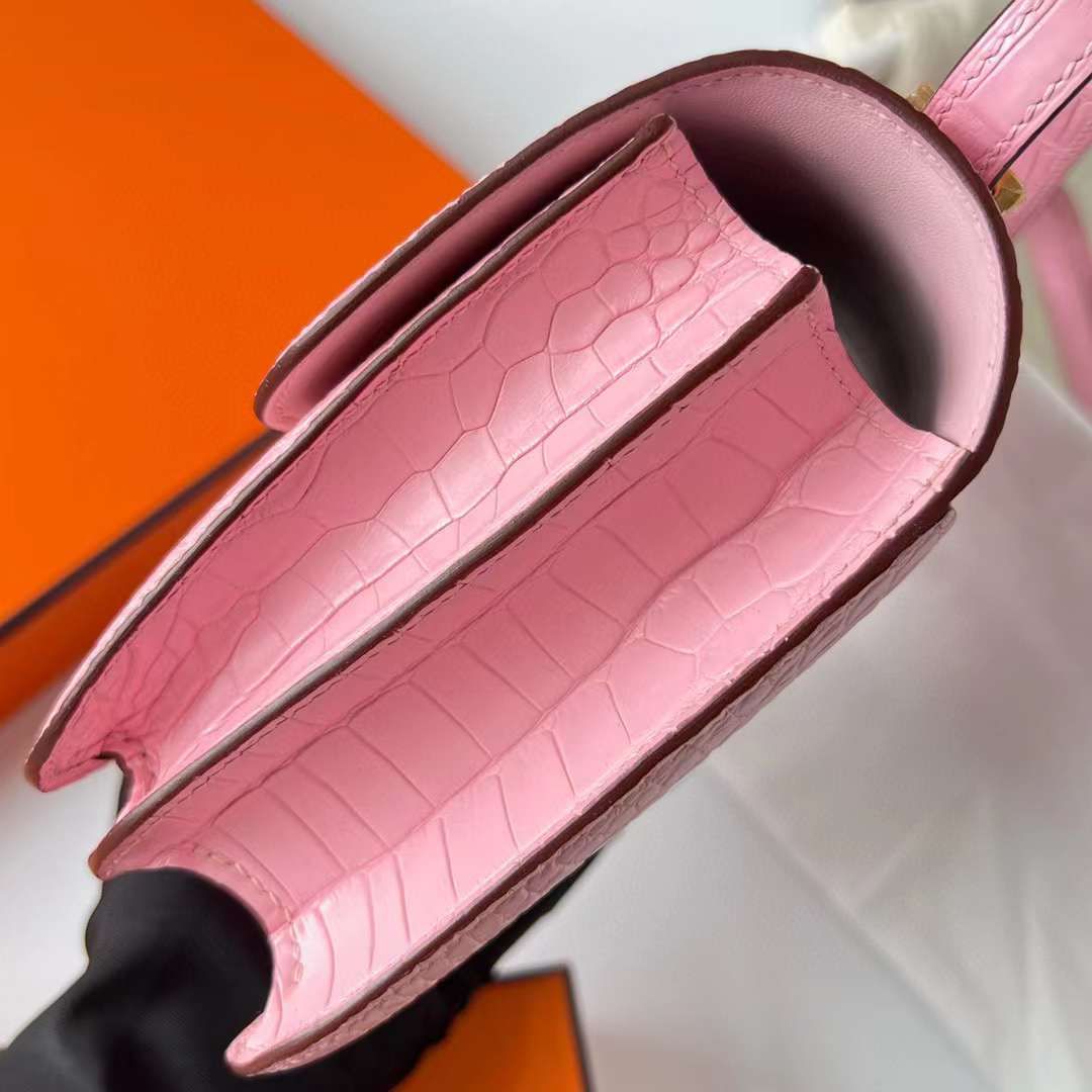 Hermès（爱马仕）Constance 空姐包 雾面美洲鳄 Matte Alligator Crocodile 3Q 樱花粉 金扣 19cm 全手工蜡线缝制 Ghw