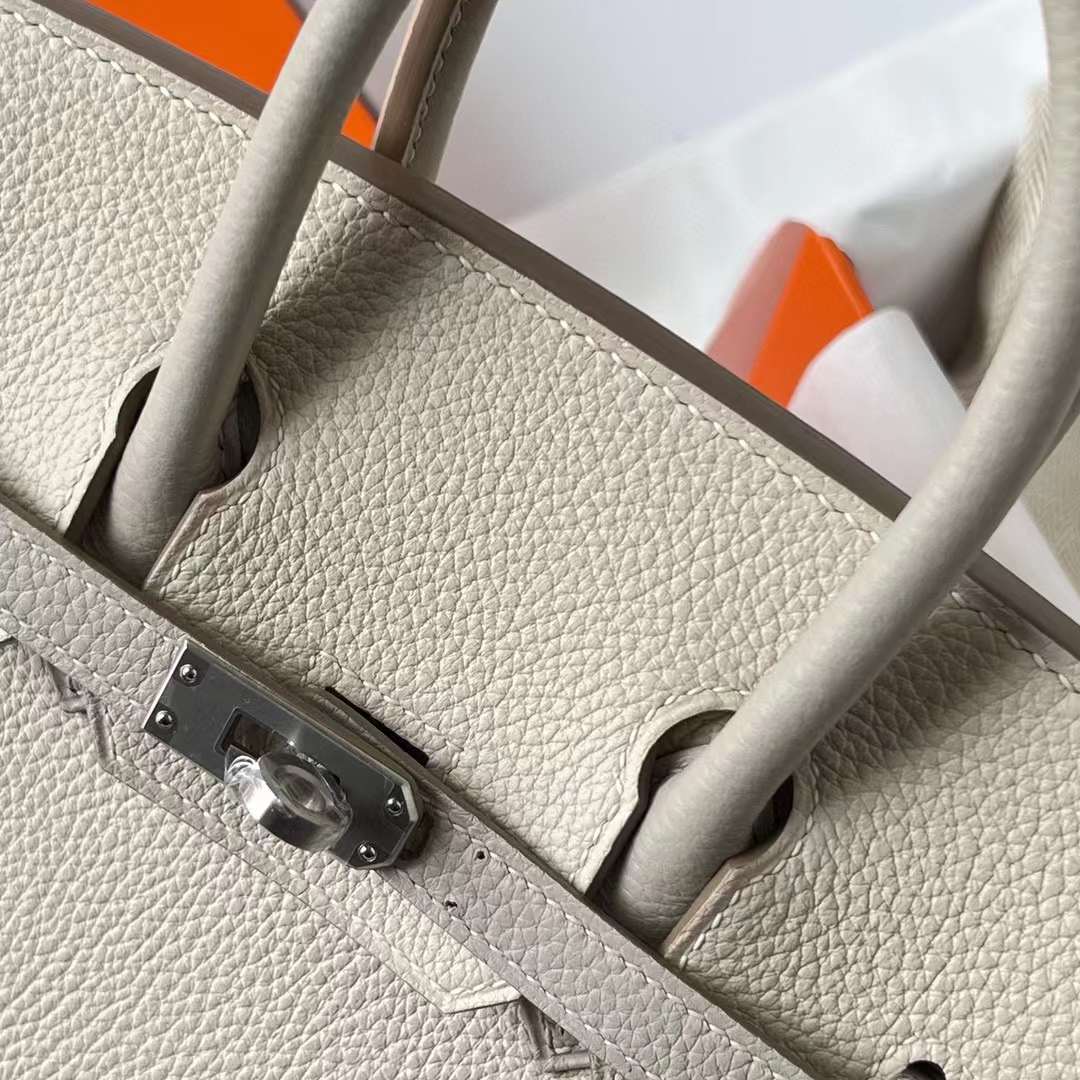 Hermès（爱马仕）Birkin 铂金包 Togo 顶级小牛皮 Ck10 奶昔白 拼 Ck80 珍珠灰 拉丝银扣 25cm 全手工蜡线缝制 Bphw
