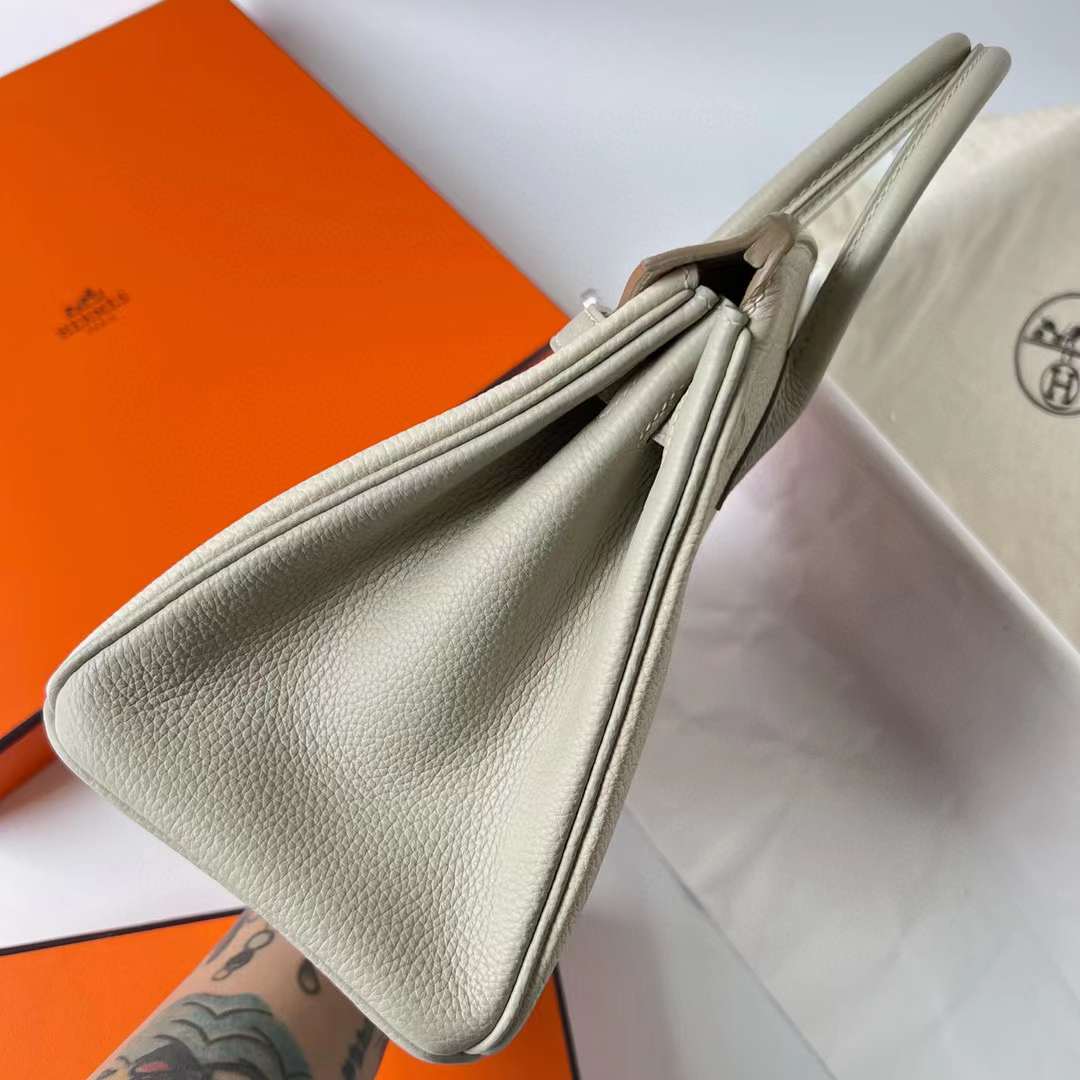 Hermès（爱马仕）Birkin 铂金包 Togo 顶级小牛皮 Ck10 奶昔白 拼 Ck80 珍珠灰 拉丝银扣 25cm 全手工蜡线缝制 Bphw