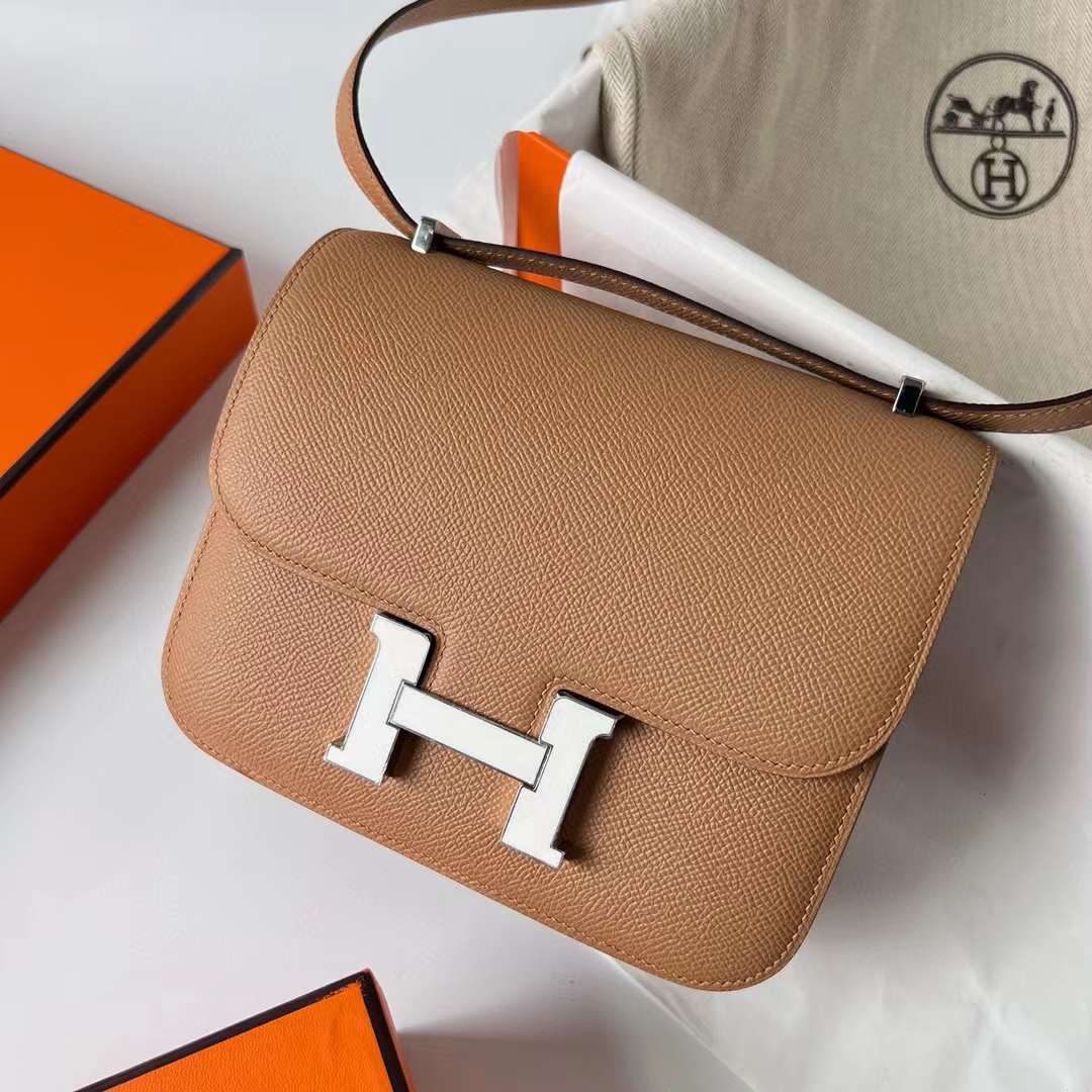 Hermès（爱马仕）Constance 康斯坦斯 Epsom 0M 奶茶色 配 白色 珐琅扣 19cm 全手工蜡线缝制