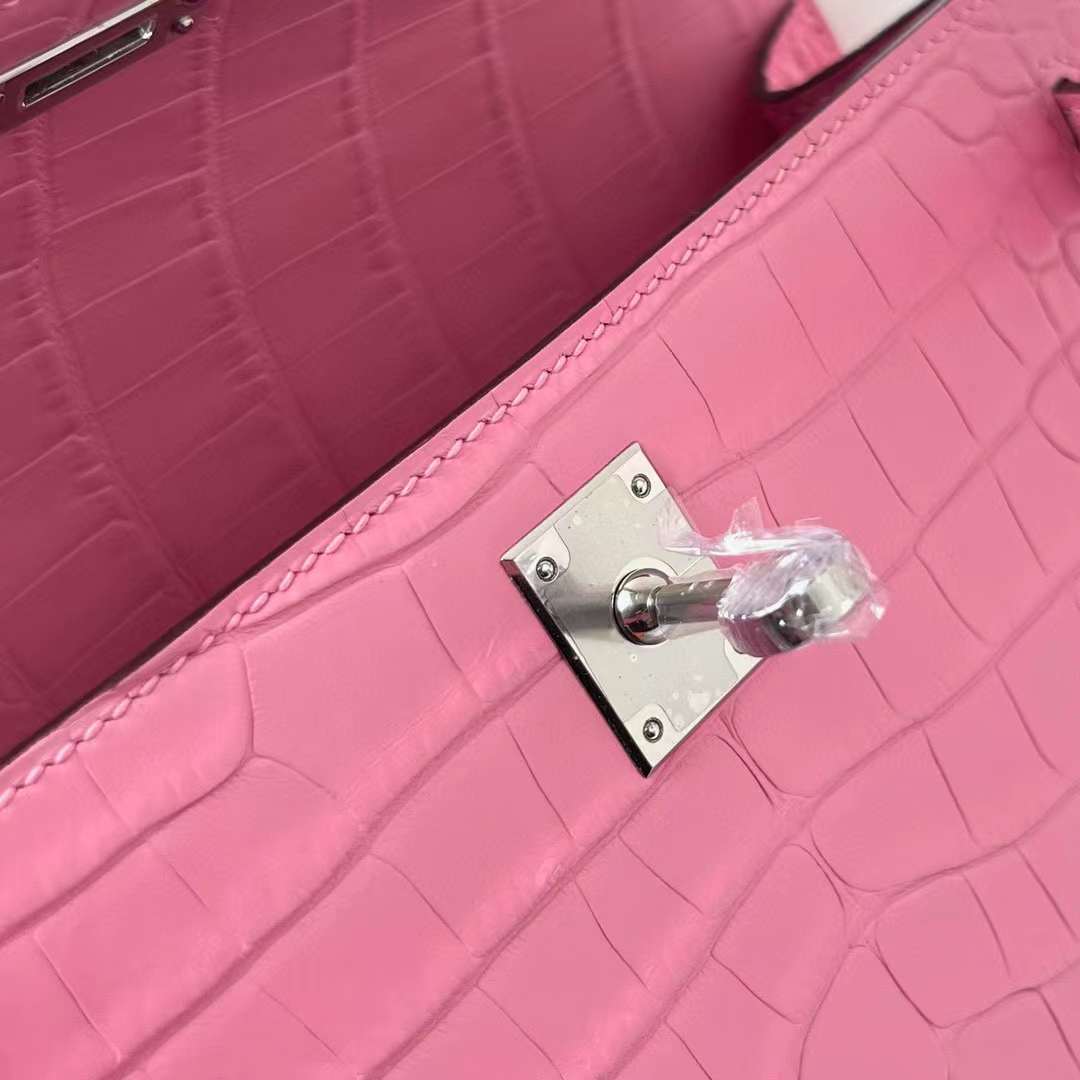 Hermès（爱马仕）Mini Kelly Pochette 雾面美洲鳄鱼皮 5P 樱花粉 银扣 22cm 全手工蜡线缝制 Phw
