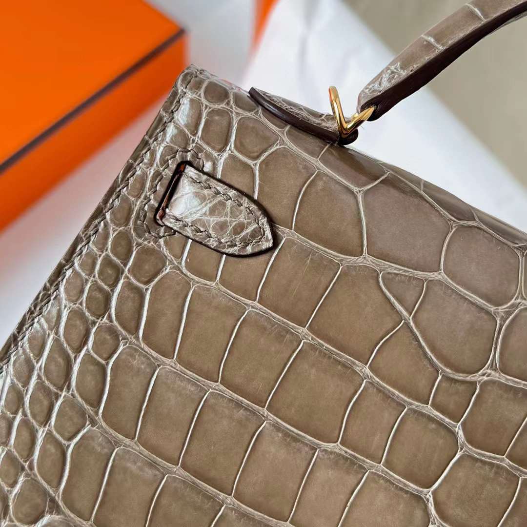 Hermès（爱马仕）Mini Kelly 迷你凯莉 亮面美洲鳄鱼皮 Shiny Alligator Crocodile Ck18 大象灰 金扣 19cm 全手工蜡线缝制 Ghw