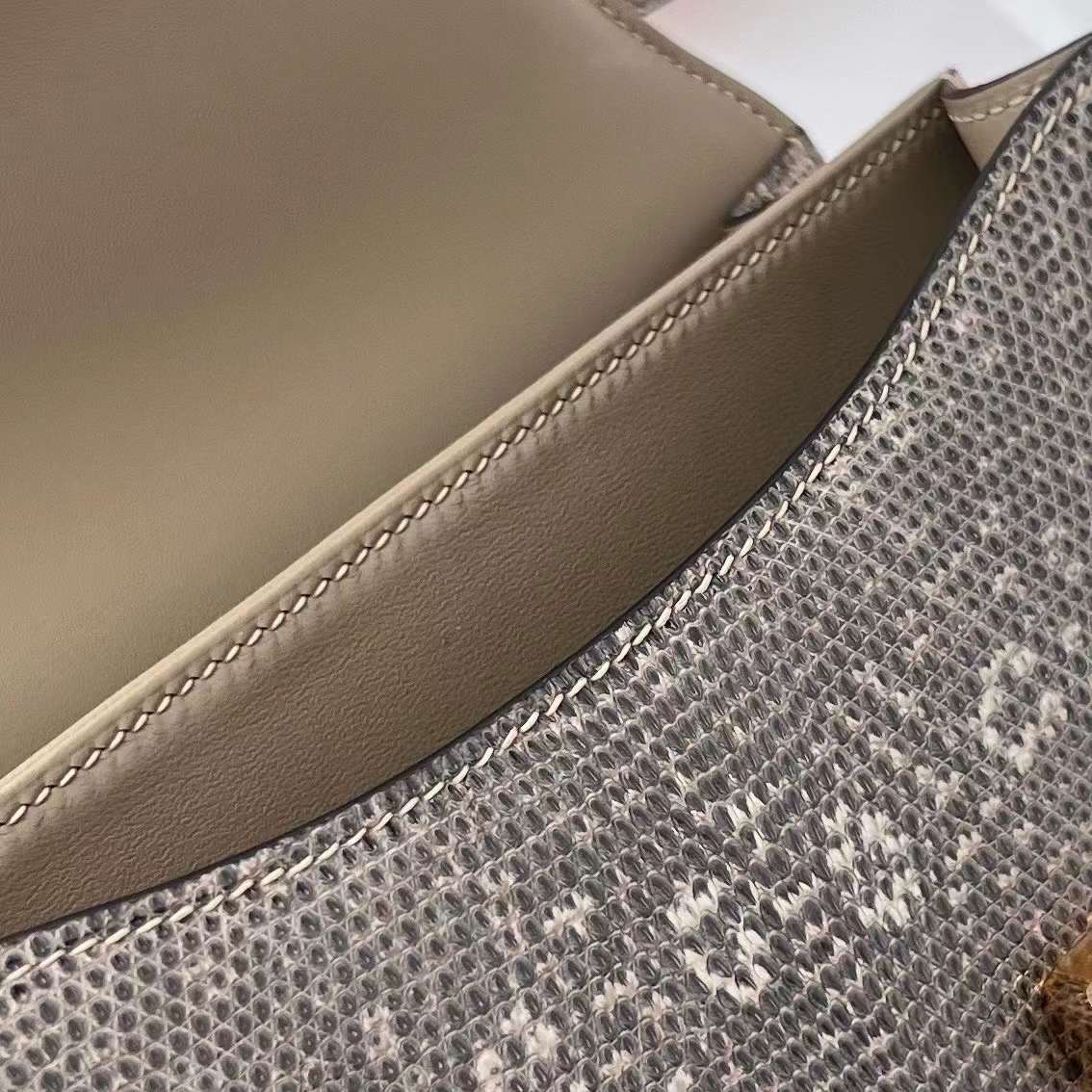 Hermès（爱马仕）Constance 康斯坦斯 Lizard 进口蜥蜴皮 01 自然色 金扣 19cm 全手工蜡线缝制 Ghw