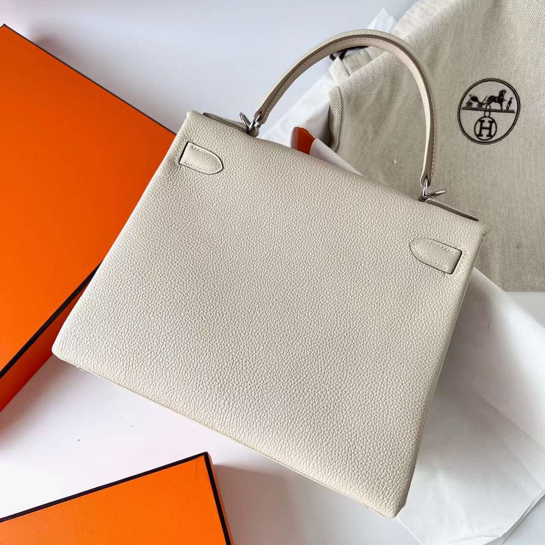 Hermès（爱马仕）Kelly 凯莉包 Togo 小牛皮 Ck10 奶昔白 银扣 28cm 全手工蜡线缝制 Phw