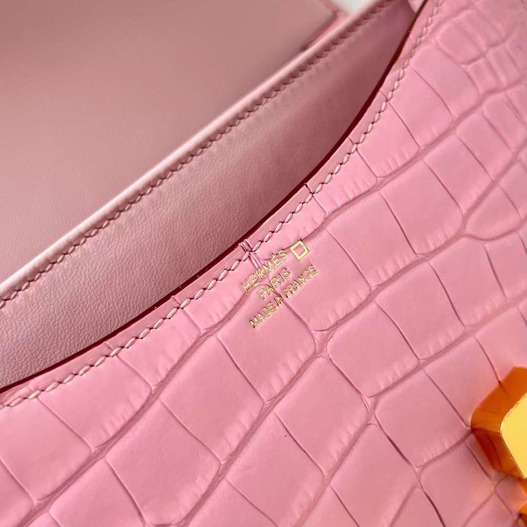 Hermès（爱马仕）Constance 空姐包 雾面美洲鳄 Matte Alligator Crocodile 3Q 樱花粉 金扣 19cm 全手工蜡线缝制 Ghw