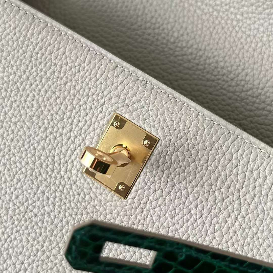 Hermès（爱马仕）Kelly 凯莉包 Touch Togo 拼 亮面尼罗鳄鱼皮 Ck80 珍珠灰 拼 祖母绿 金扣 25cm 全手工蜡线缝制 Ghw