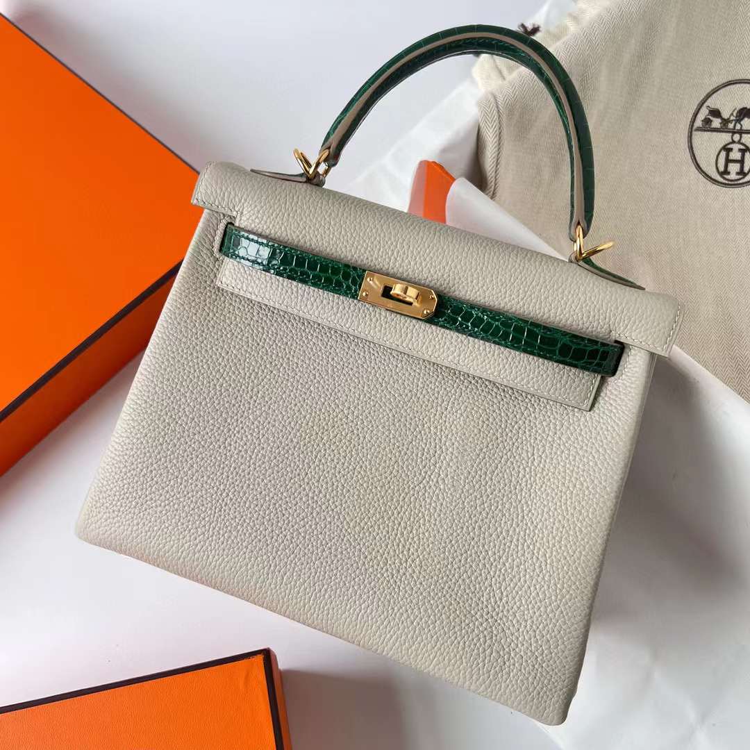 Hermès（爱马仕）Kelly 凯莉包 Touch Togo 拼 亮面尼罗鳄鱼皮 Ck80 珍珠灰 拼 祖母绿 金扣 25cm 全手工蜡线缝制 Ghw