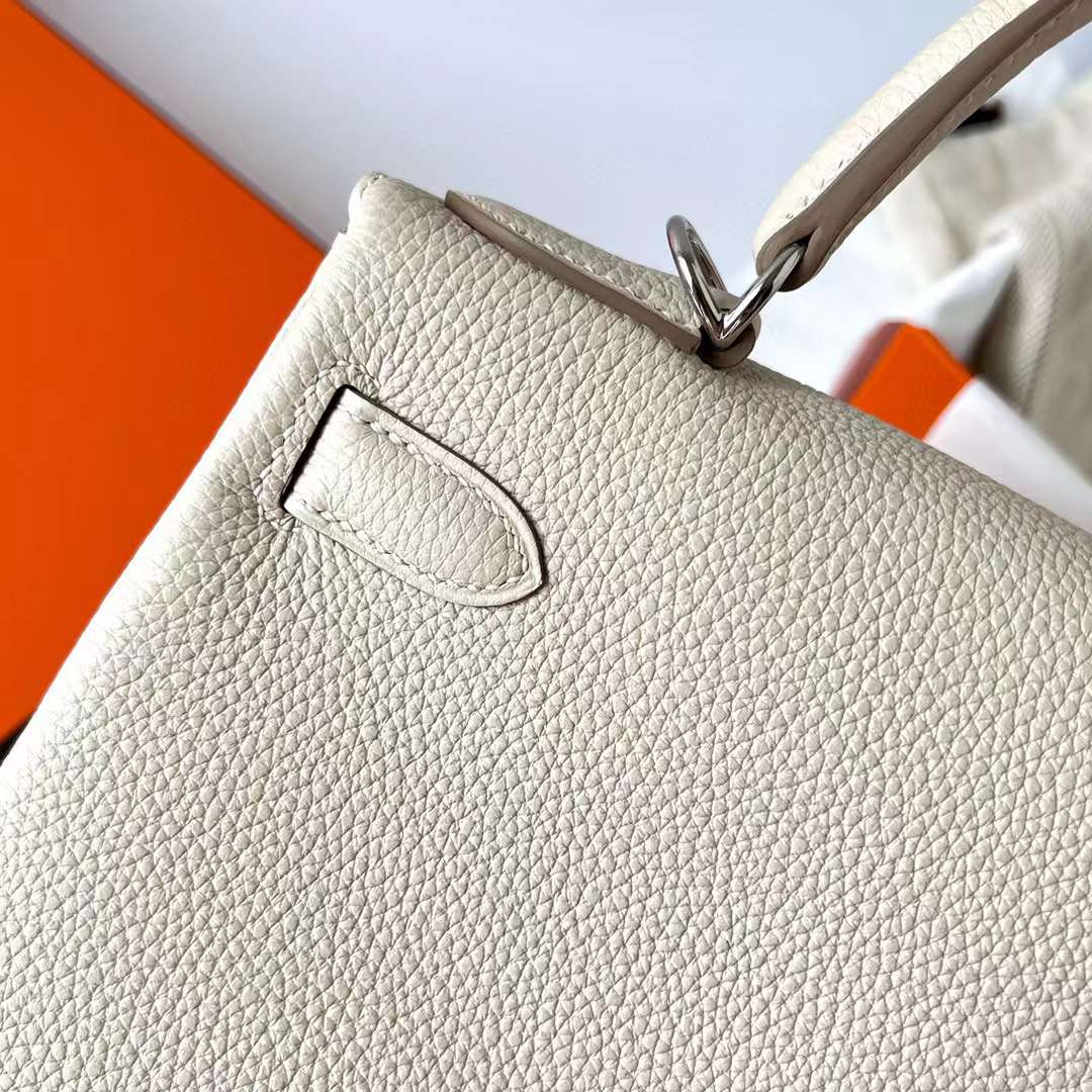 Hermès（爱马仕）Kelly 凯莉包 Togo 小牛皮 Ck10 奶昔白 银扣 28cm 全手工蜡线缝制 Phw