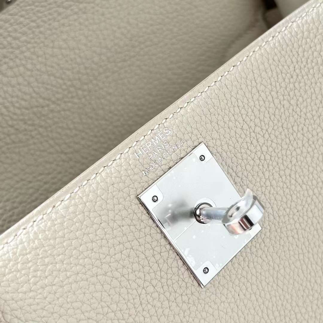 Hermès（爱马仕）Kelly 凯莉包 Togo 小牛皮 Ck10 奶昔白 银扣 28cm 全手工蜡线缝制 Phw