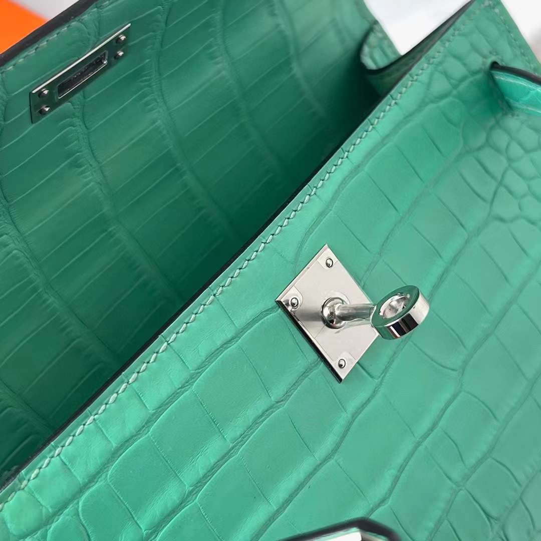 Hermès（爱马仕）Mini Kelly Pochette 雾面美洲鳄鱼皮 6W 薄荷绿 银扣 22cm 全手工蜡线缝制 Phw