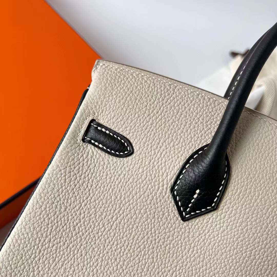 Hermès（爱马仕）Birkin 铂金包 Togo 顶级小牛皮 Ck10 奶昔白 拼 Ck89 黑色 拉丝金扣 25cm 全手工蜡线缝制 Bghw
