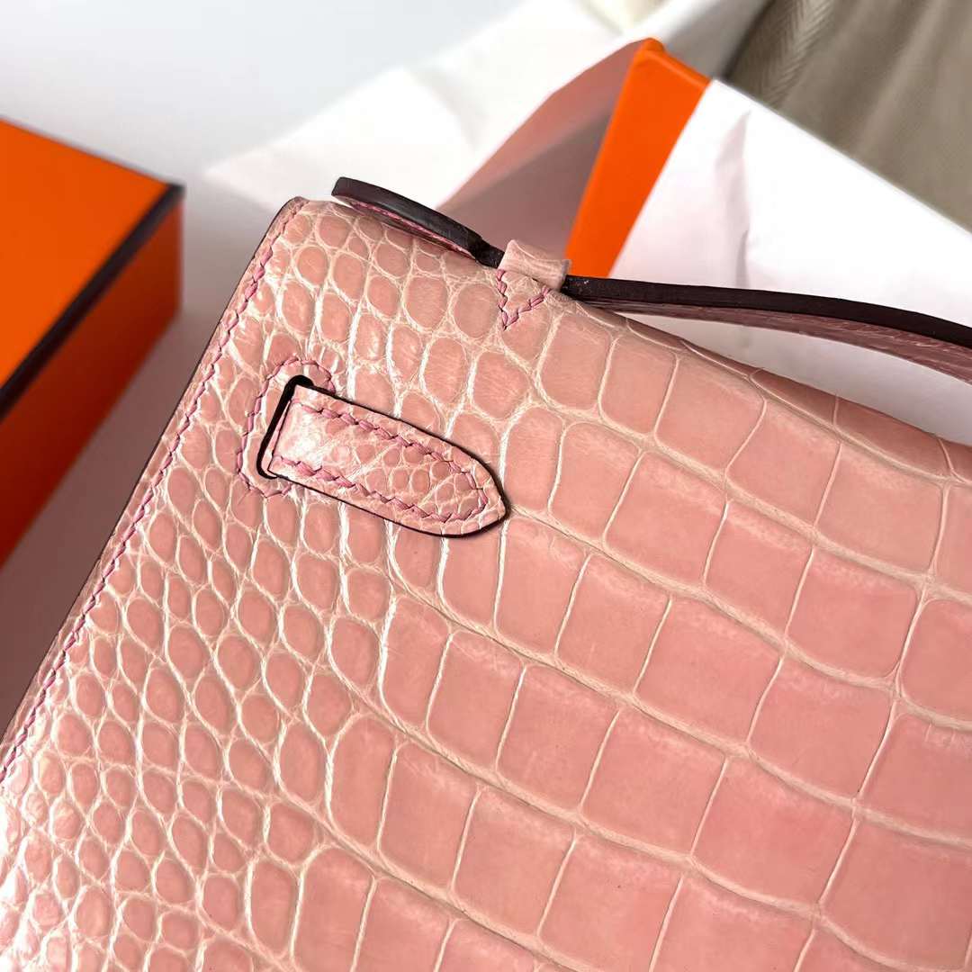 Hermès（爱马仕）Mini Kelly Pochette 亮面美洲鳄鱼皮 P1 蔷薇粉 金扣 22cm 全手工蜡线缝制 Ghw