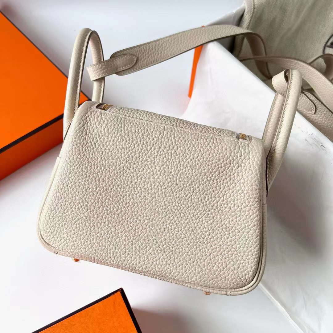 Hermès（爱马仕）Mini Lindy 迷你琳迪包 Clemence 进口大牛皮 Ck10 奶昔白 金扣 19cm 全手工蜡线缝制 Ghw