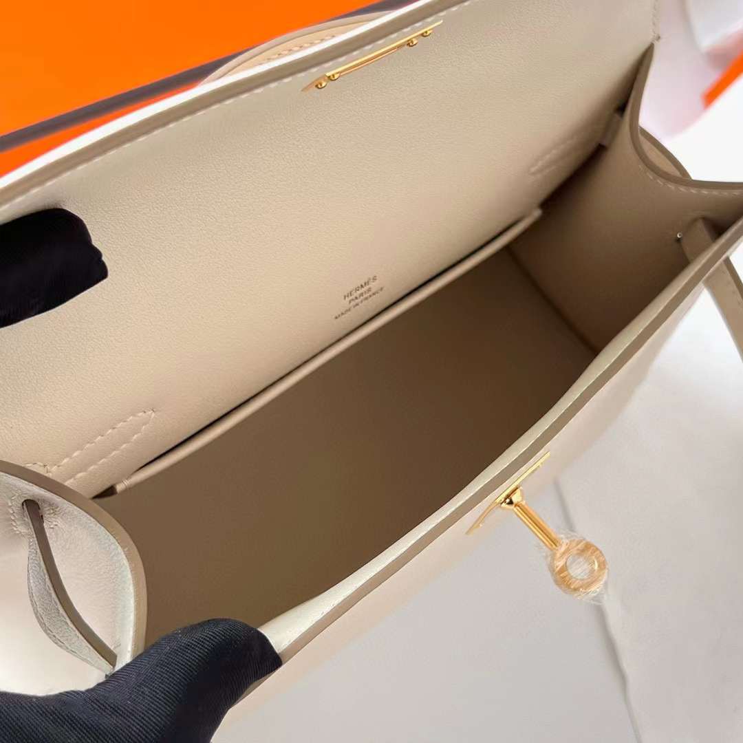 Hermès（爱马仕）Mini Kelly Pochette Swift Ck10 奶昔白 金扣 22cm 全手工蜡线缝制 Ghw