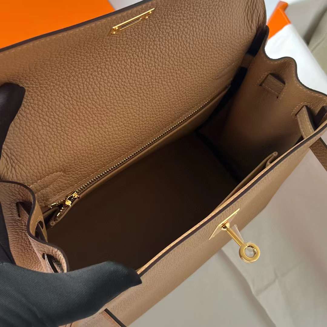 Hermès（爱马仕）Kelly 凯莉包 Togo 进口德国小牛皮 0M 奶茶色 金扣 25cm 全手工蜡线缝制 Ghw