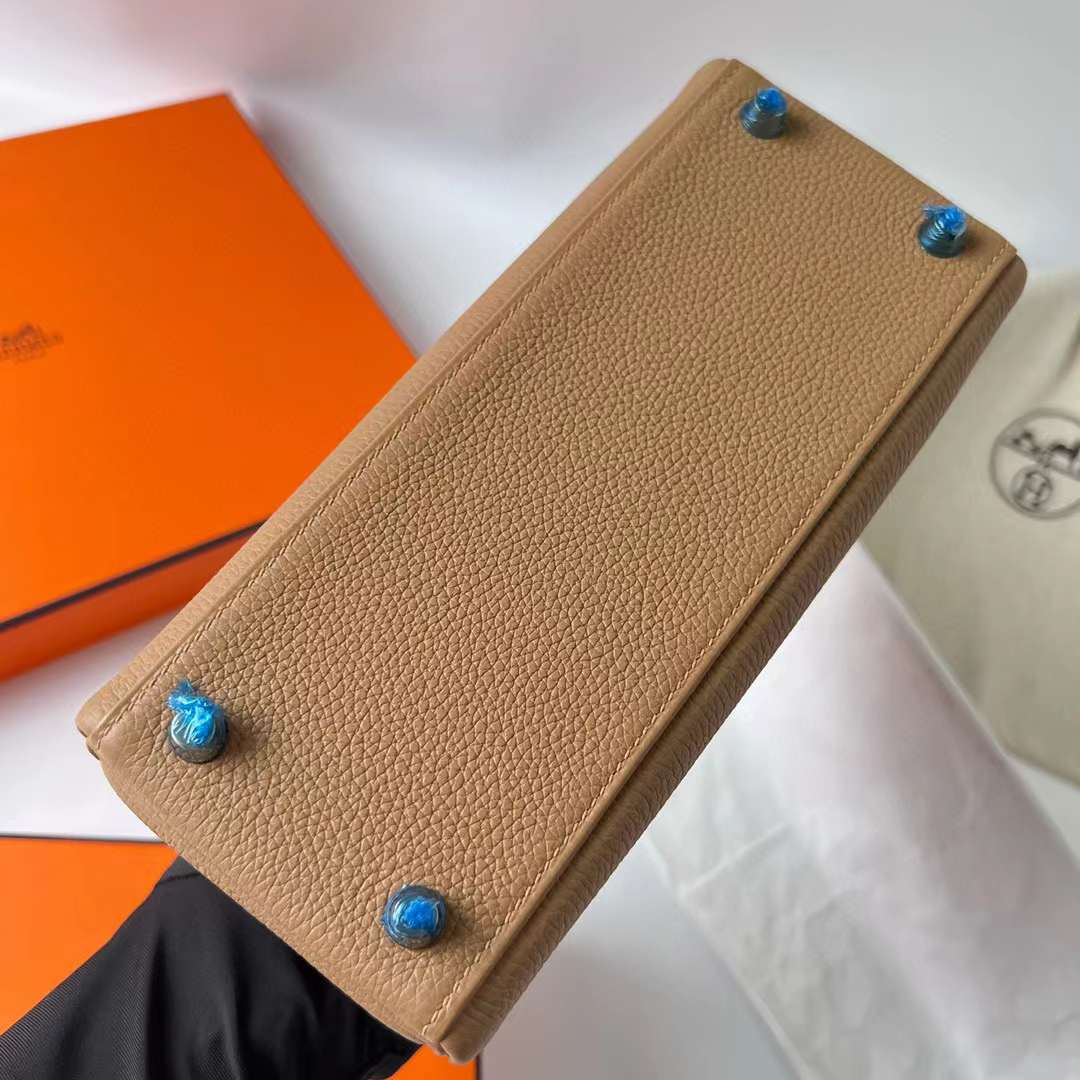 Hermès（爱马仕）Kelly 凯莉包 Togo 进口德国小牛皮 0M 奶茶色 银扣 25cm 全手工蜡线缝制 Phw