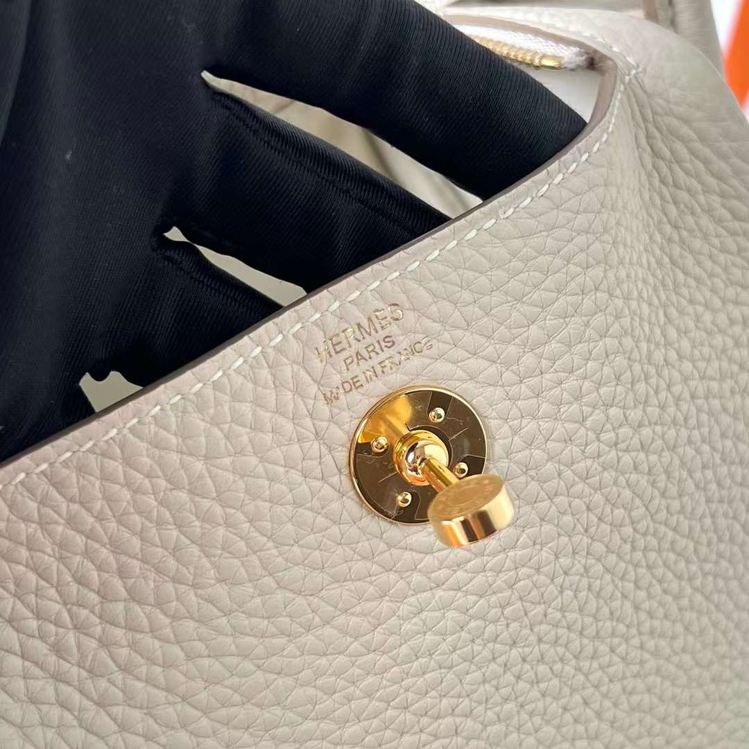 Hermès（爱马仕）Mini Lindy 迷你琳迪包 Clemence 进口大牛皮 Ck10 奶昔白 金扣 19cm 全手工蜡线缝制 Ghw