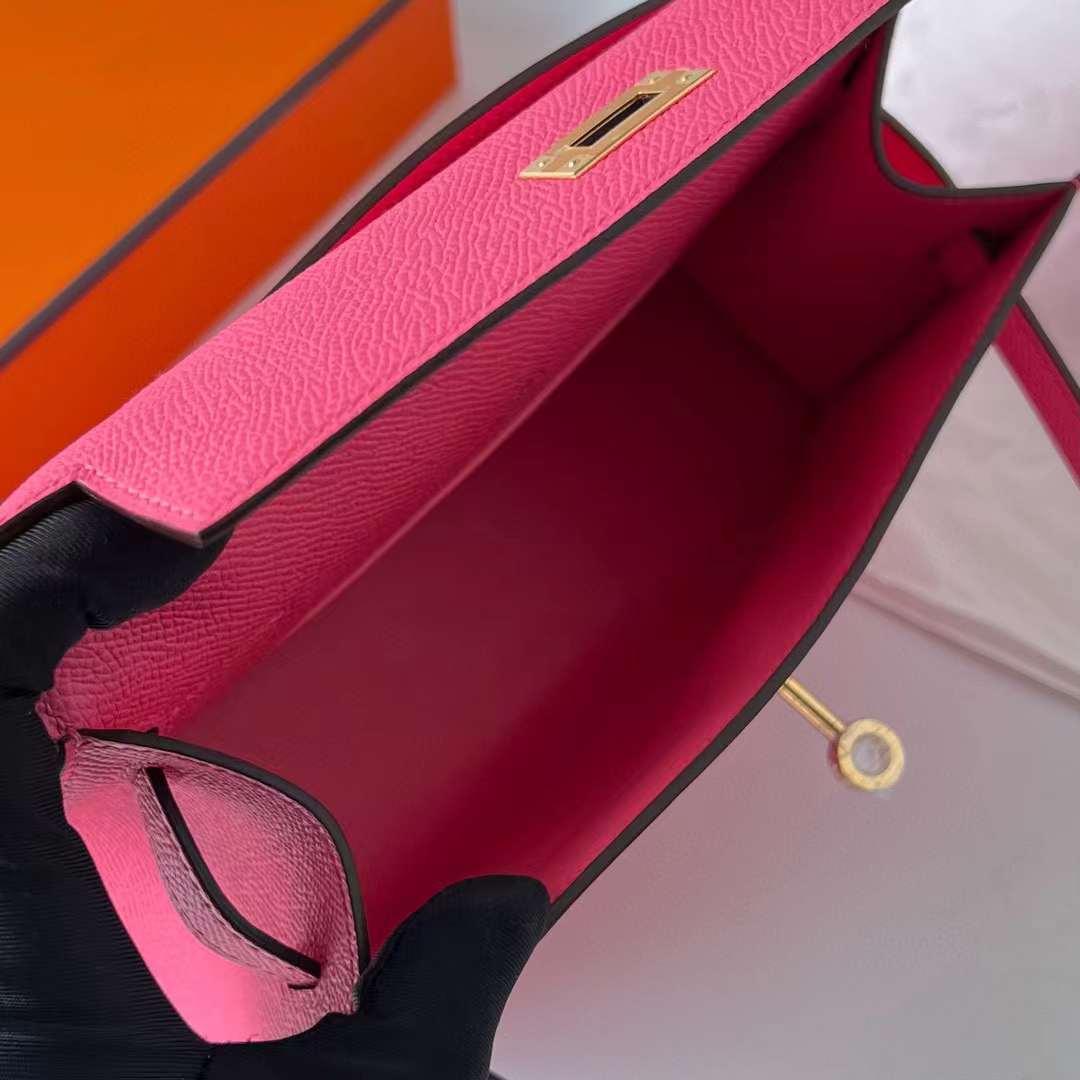 Hermès（爱马仕）Mini Kelly Pochette Epsom 8W 新唇膏粉 金扣 22cm 全手工蜡线缝制 Ghw