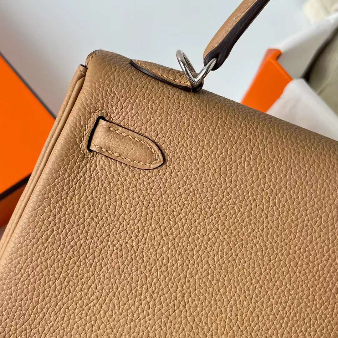 Hermès（爱马仕）Kelly 凯莉包 Togo 进口德国小牛皮 0M 奶茶色 银扣 25cm 全手工蜡线缝制 Phw