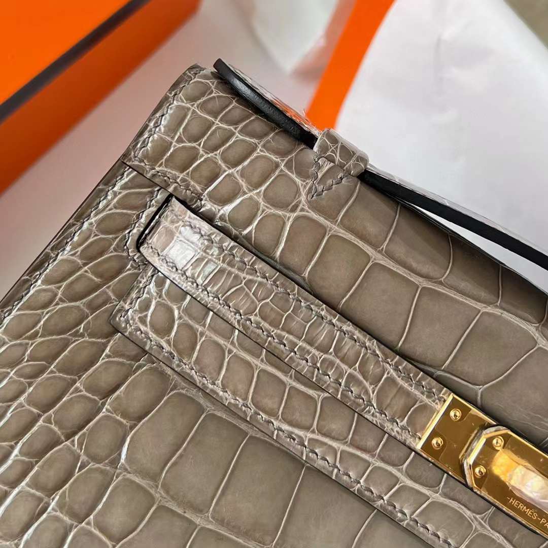 Hermès（爱马仕）Mini Kelly Pochette 亮面美洲鳄鱼皮 Ck81 斑鸠灰 金扣 22cm 全手工蜡线缝制 Ghw