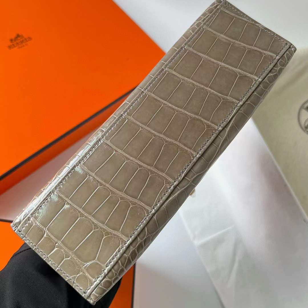 Hermès（爱马仕）Mini Kelly Pochette 亮面美洲鳄鱼皮 Ck81 斑鸠灰 金扣 22cm 全手工蜡线缝制 Ghw