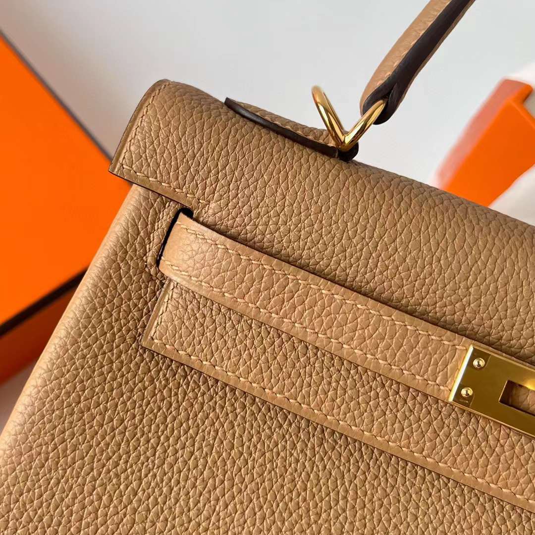 Hermès（爱马仕）Kelly 凯莉包 Togo 进口德国小牛皮 0M 奶茶色 金扣 25cm 全手工蜡线缝制 Ghw