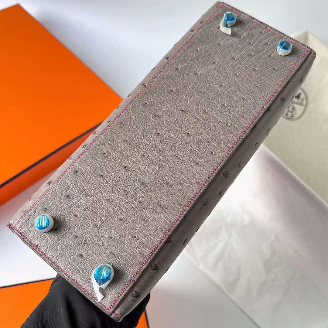 Hermès（爱马仕）Kelly 凯莉包 Ostrich 鸵鸟皮 M8 沥青灰 拼 E5 桃红色 金扣 25cm 顶级工艺 全手工缝制 Ghw