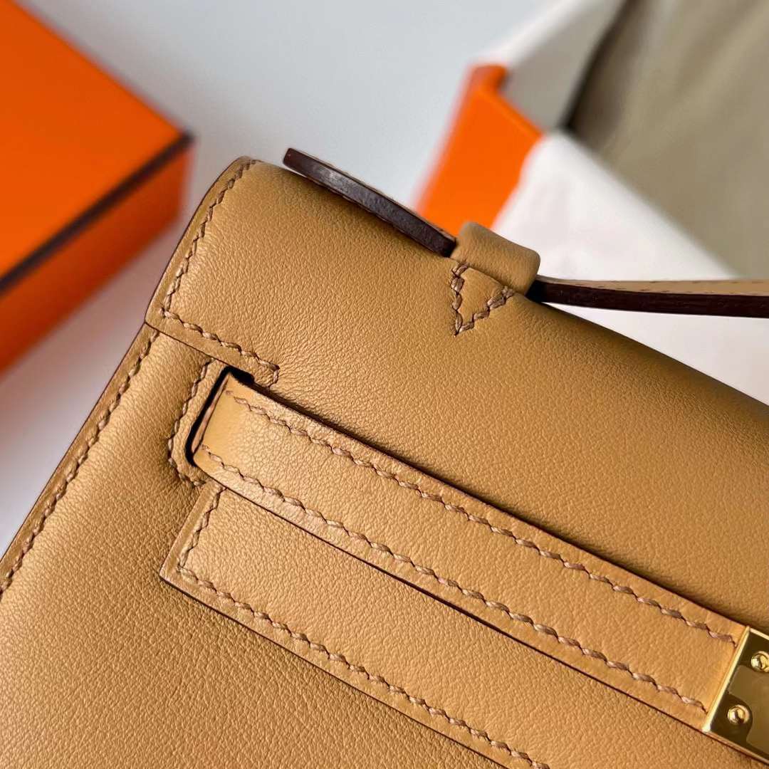 Hermès（爱马仕）Mini Kelly Pochette Swift 4B 饼干色 金扣 22cm 全手工蜡线缝制 Ghw