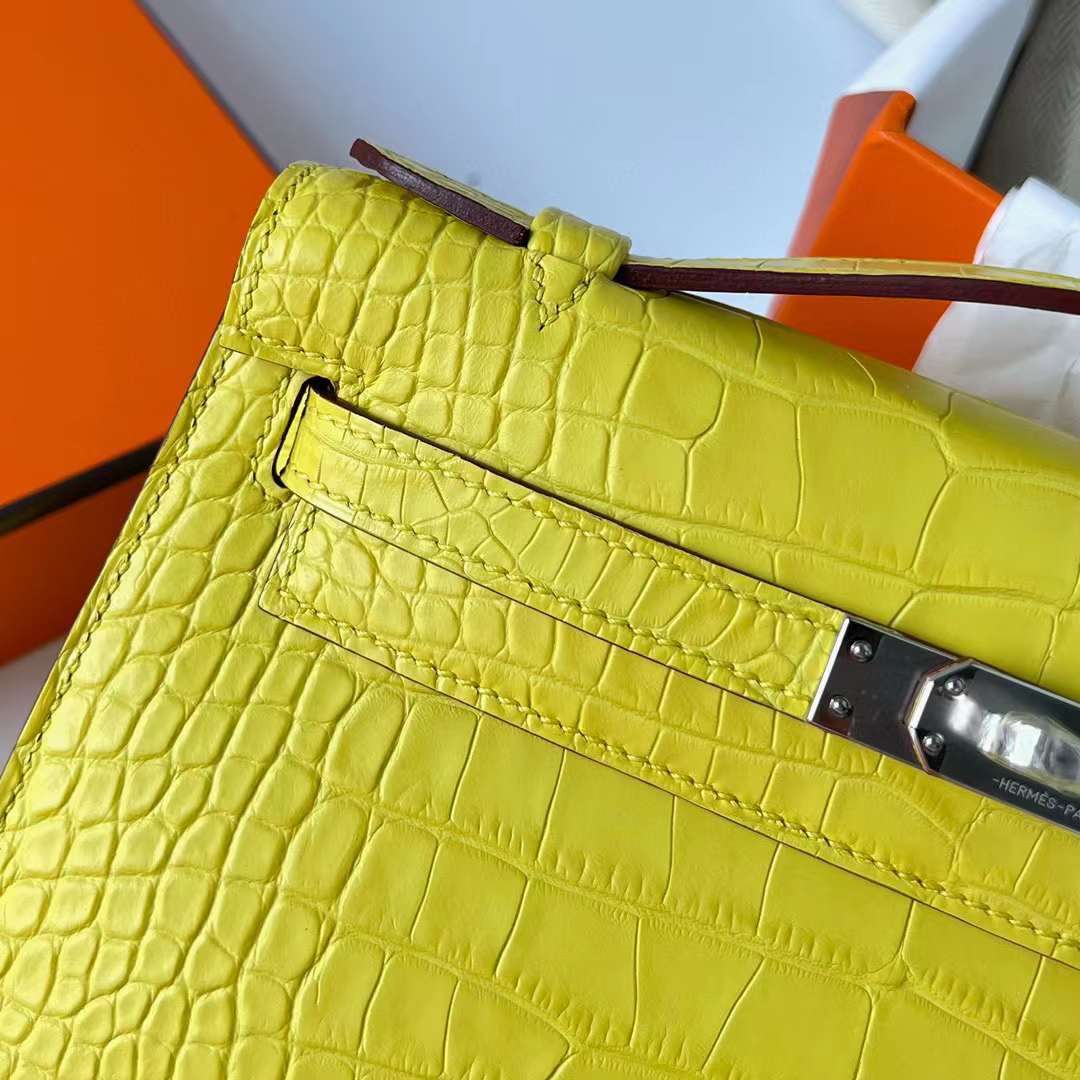 Hermès（爱马仕）Mini Kelly Pochette 雾面美洲鳄鱼皮 9R 柠檬黄 银扣 22cm 全手工蜡线缝制 Phw