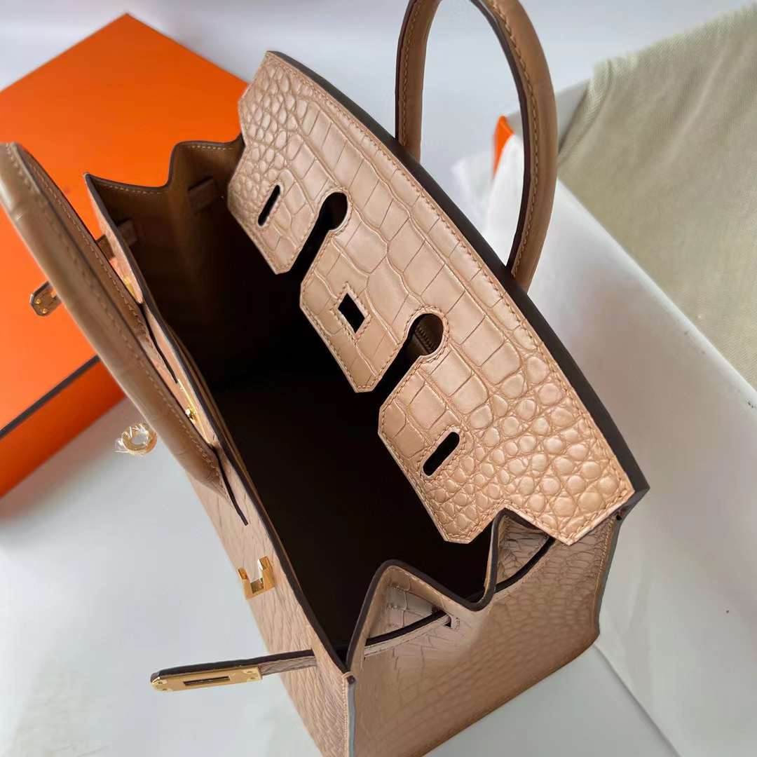 Hermès（爱马仕）Birkin 铂金包 雾面美洲鳄鱼皮 Matte Alligator Crocodile 0M 奶茶色 金扣 25cm 全手工蜡线缝制 Ghw