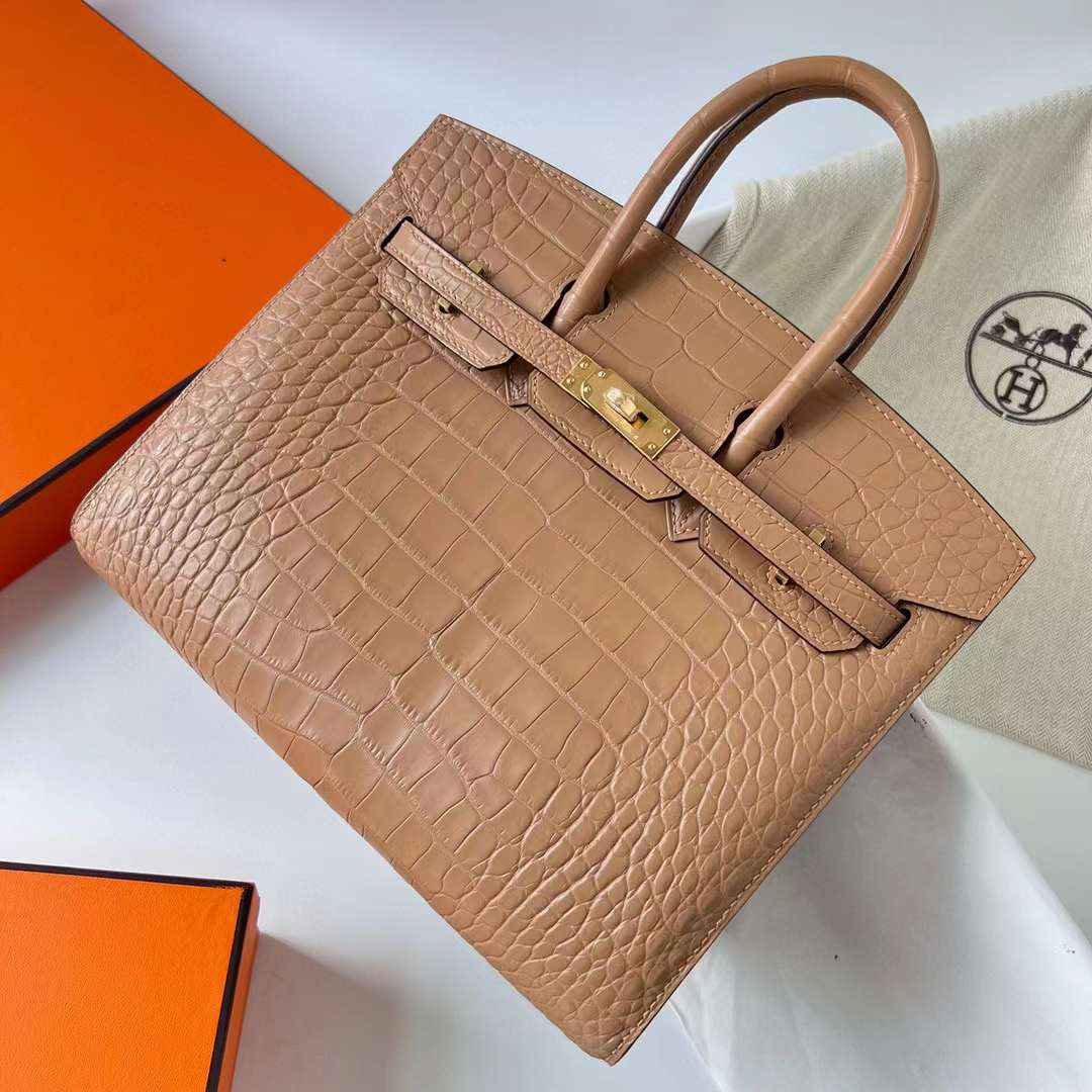 Hermès（爱马仕）Birkin 铂金包 雾面美洲鳄鱼皮 Matte Alligator Crocodile 0M 奶茶色 金扣 25cm 全手工蜡线缝制 Ghw