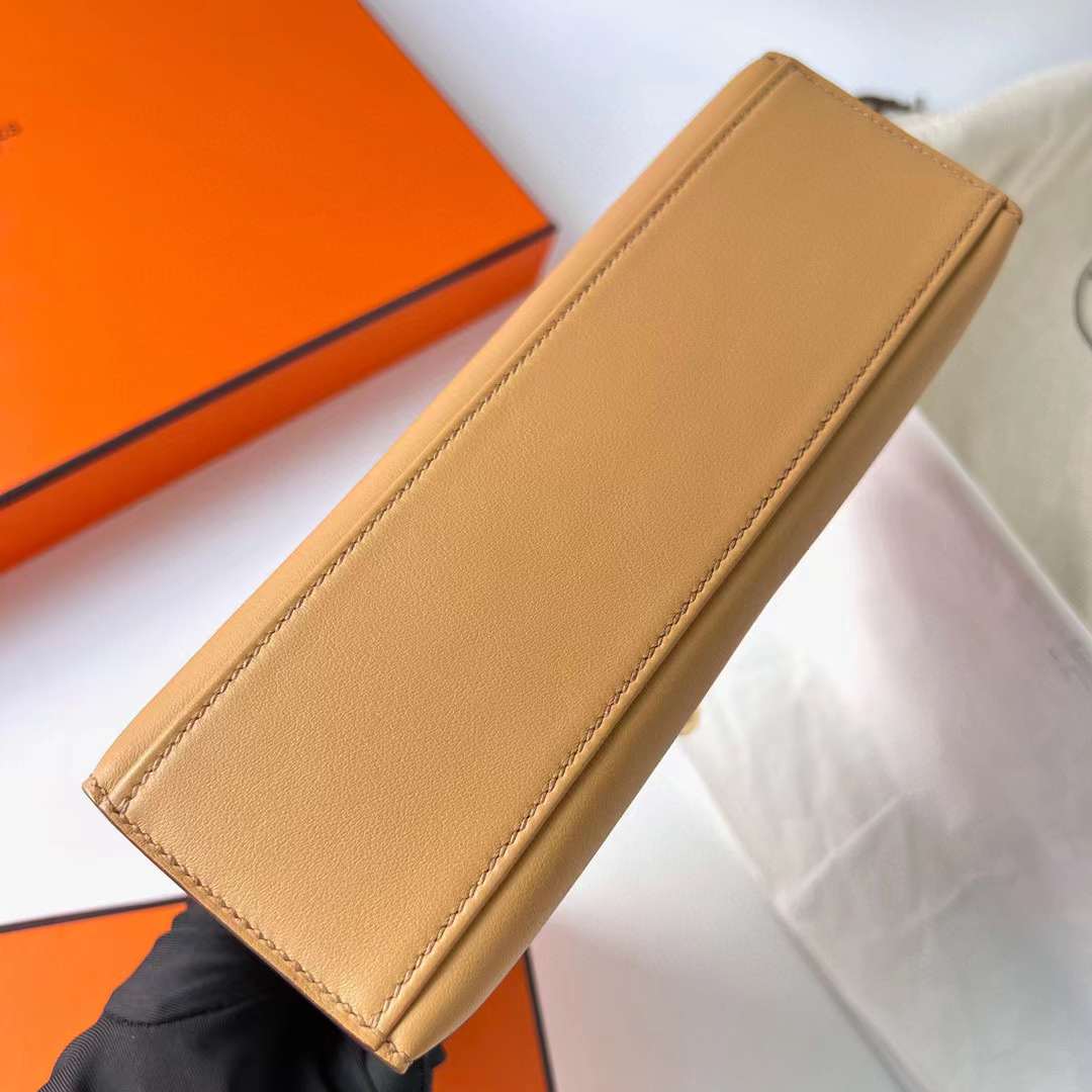 Hermès（爱马仕）Mini Kelly Pochette Swift 4B 饼干色 金扣 22cm 全手工蜡线缝制 Ghw