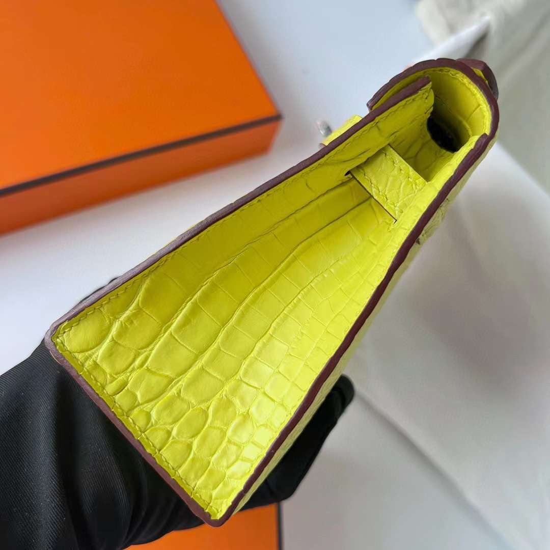 Hermès（爱马仕）Mini Kelly Pochette 雾面美洲鳄鱼皮 9R 柠檬黄 银扣 22cm 全手工蜡线缝制 Phw