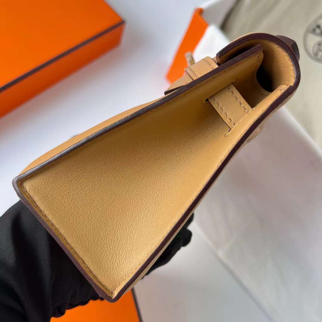 Hermès（爱马仕）Mini Kelly Pochette Swift 4B 饼干色 金扣 22cm 全手工蜡线缝制 Ghw