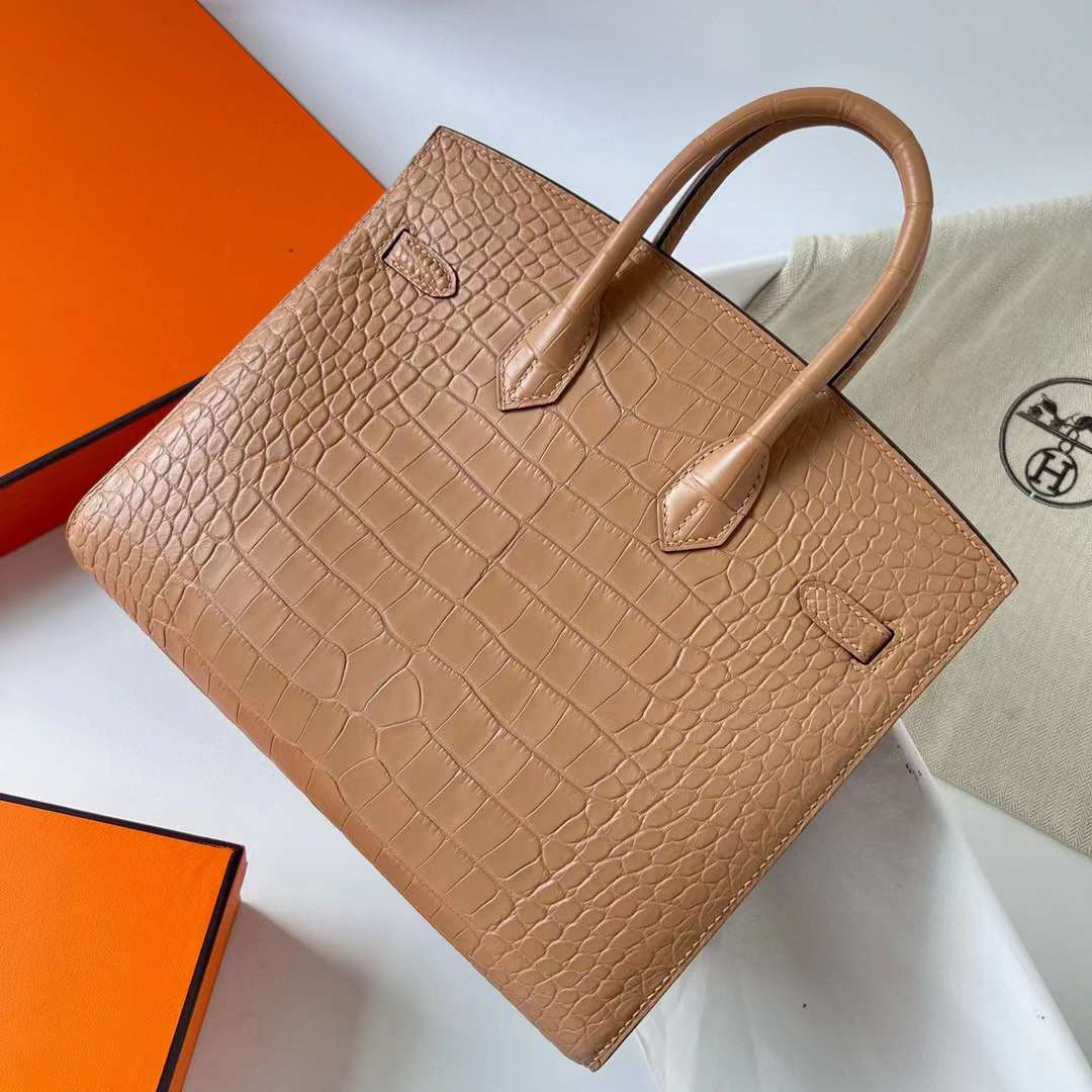Hermès（爱马仕）Birkin 铂金包 雾面美洲鳄鱼皮 Matte Alligator Crocodile 0M 奶茶色 金扣 25cm 全手工蜡线缝制 Ghw