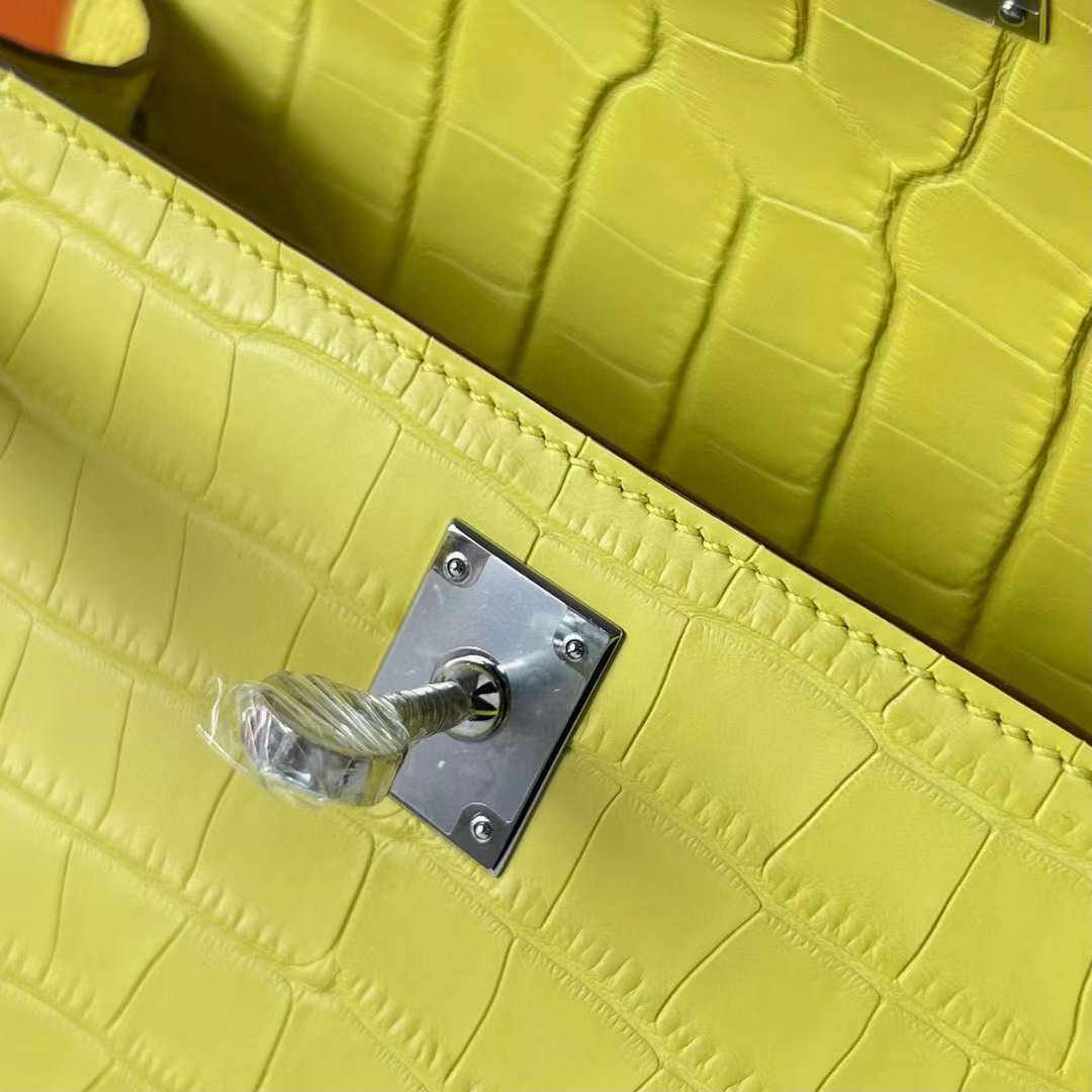 Hermès（爱马仕）Mini Kelly Pochette 雾面美洲鳄鱼皮 9R 柠檬黄 银扣 22cm 全手工蜡线缝制 Phw