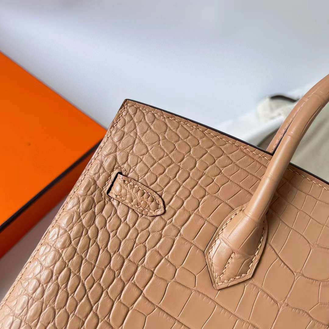 Hermès（爱马仕）Birkin 铂金包 雾面美洲鳄鱼皮 Matte Alligator Crocodile 0M 奶茶色 金扣 25cm 全手工蜡线缝制 Ghw