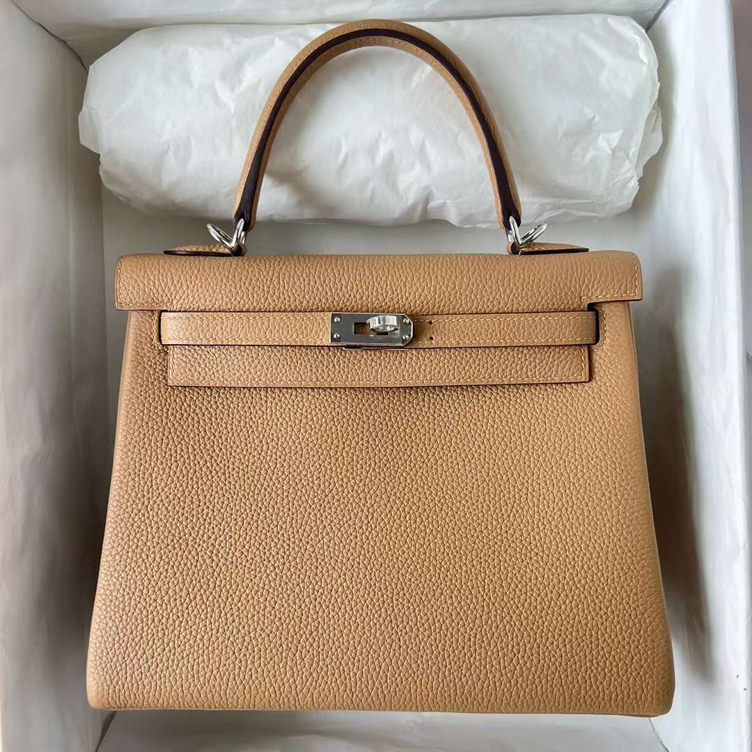 Hermès（爱马仕）Kelly 凯莉包 Togo 进口德国小牛皮 0M 奶茶色 银扣 25cm 全手工蜡线缝制 Phw