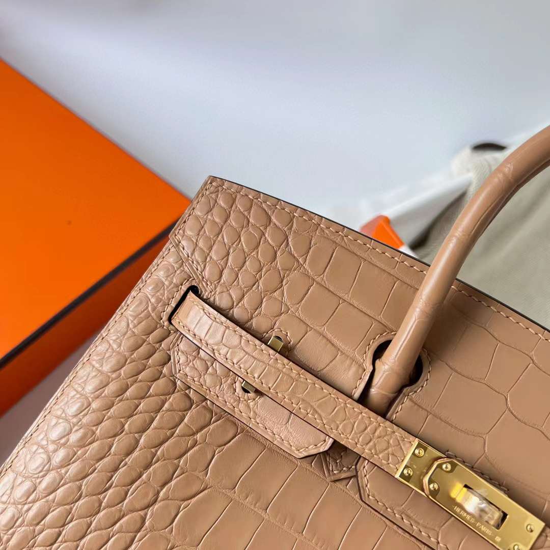 Hermès（爱马仕）Birkin 铂金包 雾面美洲鳄鱼皮 Matte Alligator Crocodile 0M 奶茶色 金扣 25cm 全手工蜡线缝制 Ghw