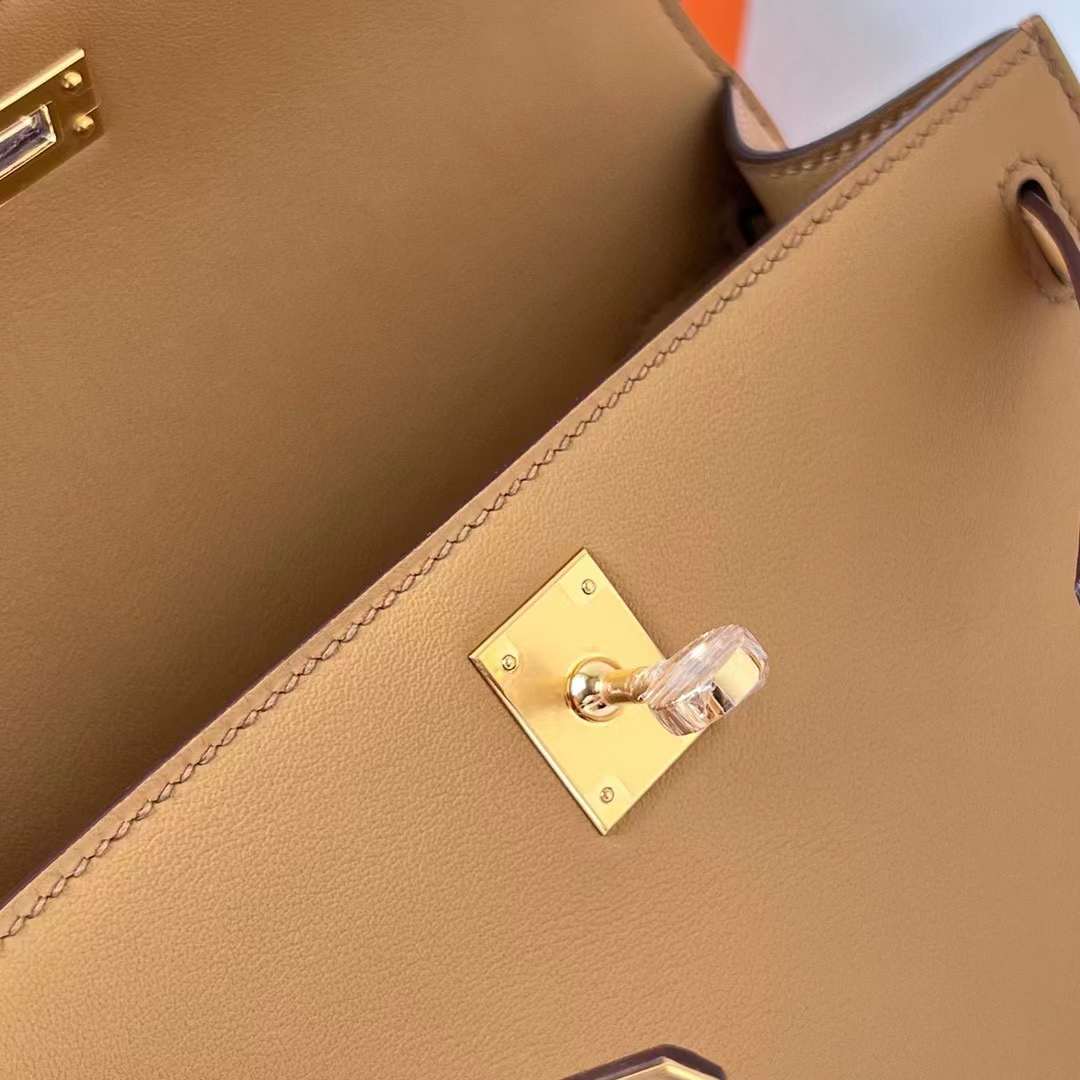 Hermès（爱马仕）Mini Kelly Pochette Swift 4B 饼干色 金扣 22cm 全手工蜡线缝制 Ghw
