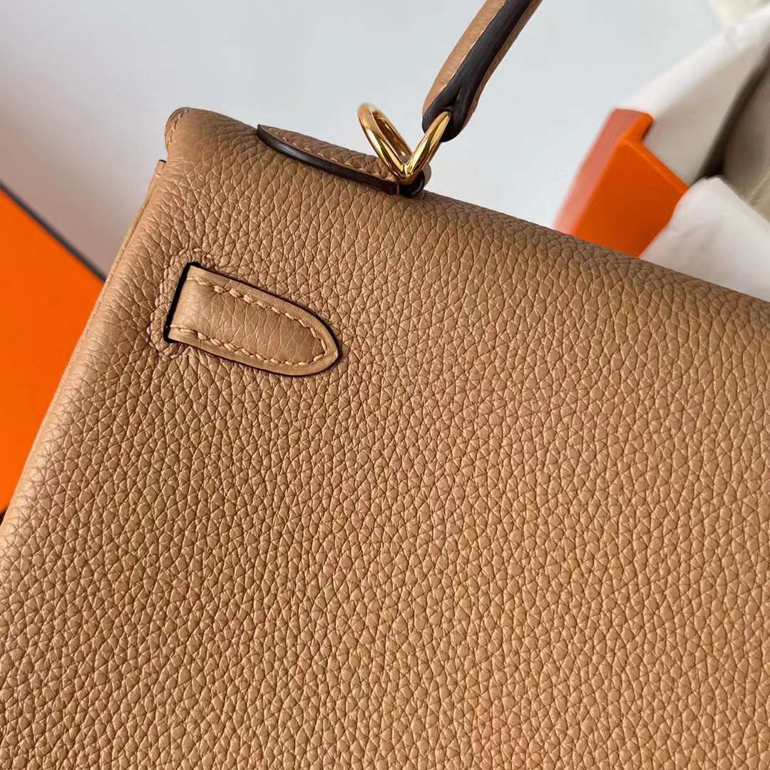 Hermès（爱马仕）Kelly 凯莉包 Togo 进口德国小牛皮 0M 奶茶色 金扣 25cm 全手工蜡线缝制 Ghw