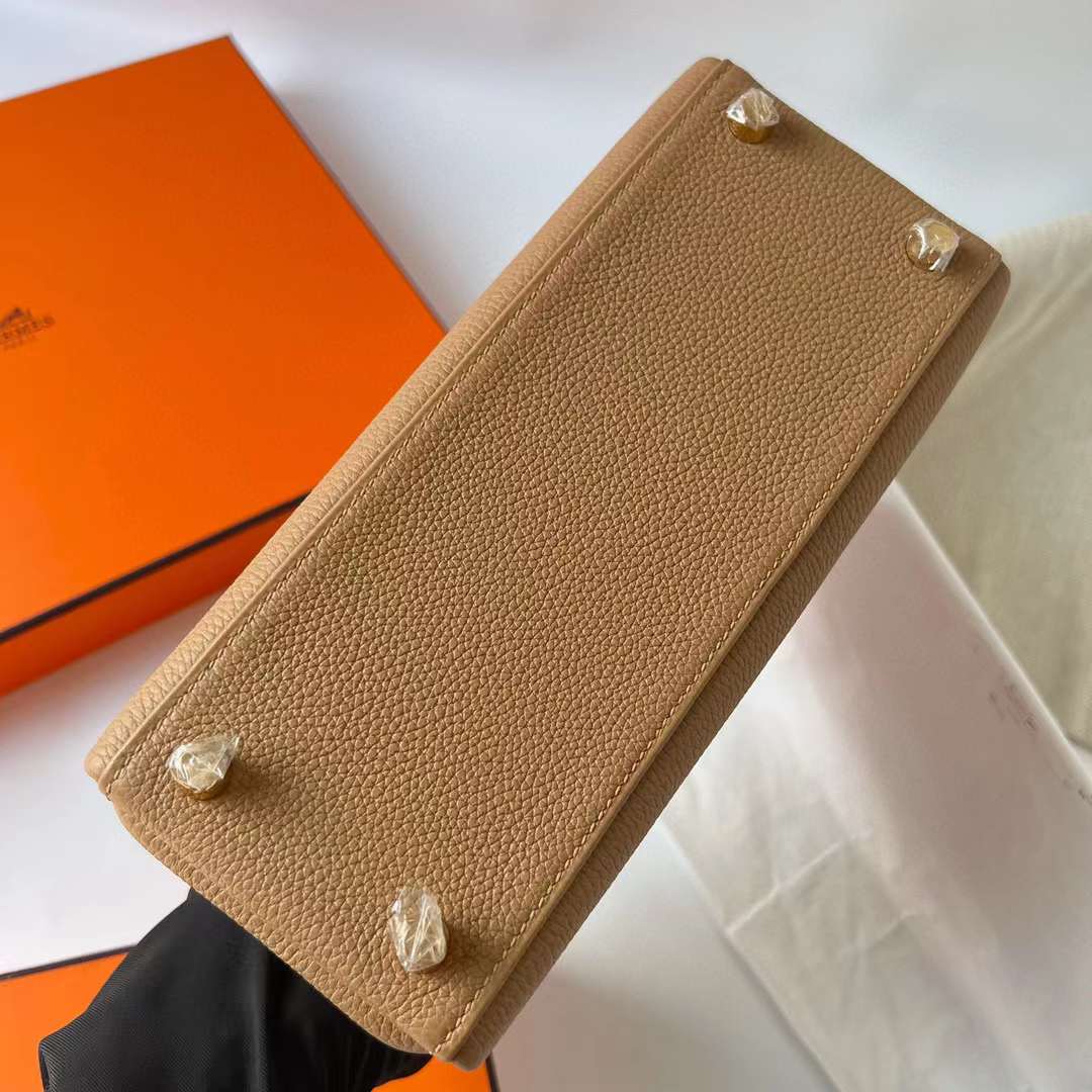 Hermès（爱马仕）Kelly 凯莉包 Togo 进口德国小牛皮 0M 奶茶色 金扣 25cm 全手工蜡线缝制 Ghw