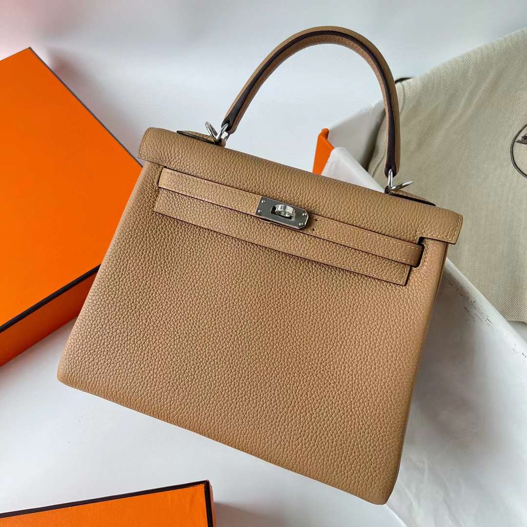 Hermès（爱马仕）Kelly 凯莉包 Togo 进口德国小牛皮 0M 奶茶色 银扣 25cm 全手工蜡线缝制 Phw
