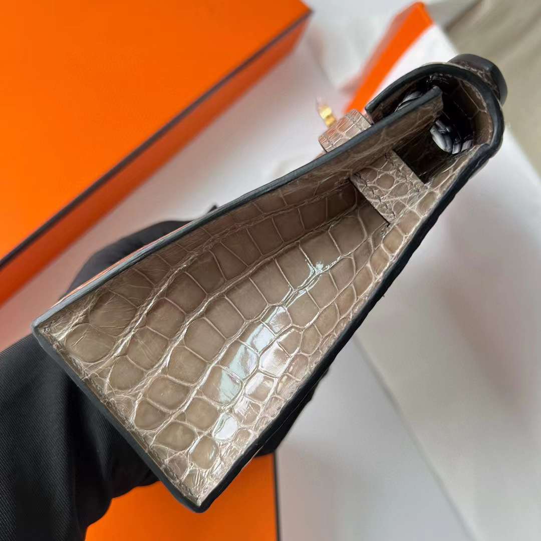 Hermès（爱马仕）Mini Kelly Pochette 亮面美洲鳄鱼皮 Ck81 斑鸠灰 金扣 22cm 全手工蜡线缝制 Ghw