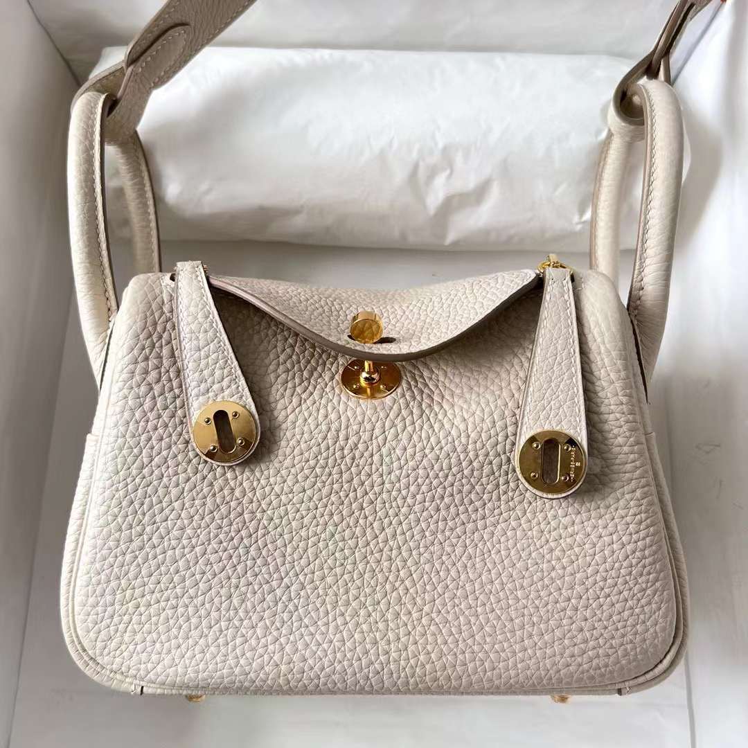 Hermès（爱马仕）Mini Lindy 迷你琳迪包 Clemence 进口大牛皮 Ck10 奶昔白 金扣 19cm 全手工蜡线缝制 Ghw