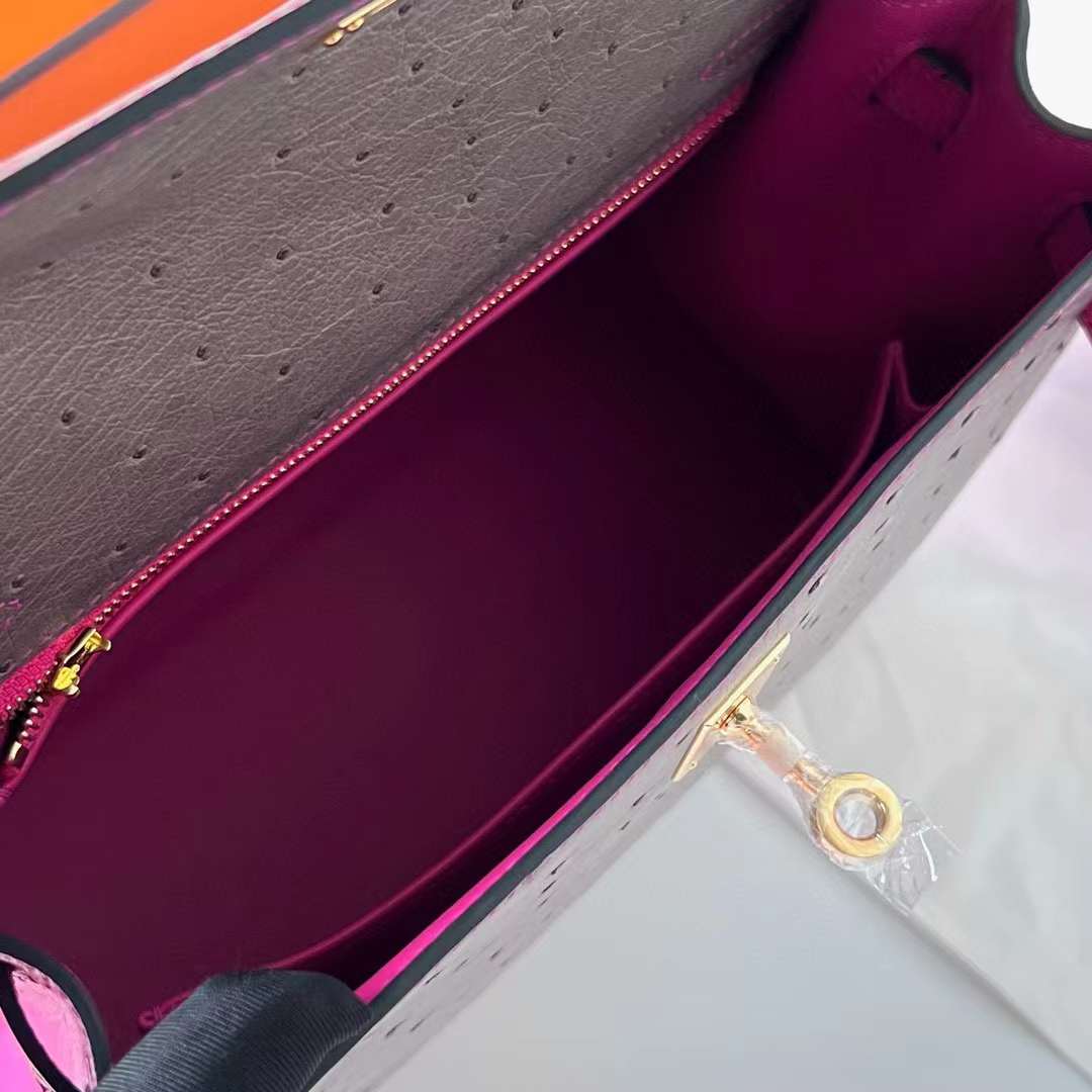 Hermès（爱马仕）Kelly 凯莉包 Ostrich 鸵鸟皮 M8 沥青灰 拼 E5 桃红色 金扣 25cm 顶级工艺 全手工缝制 Ghw