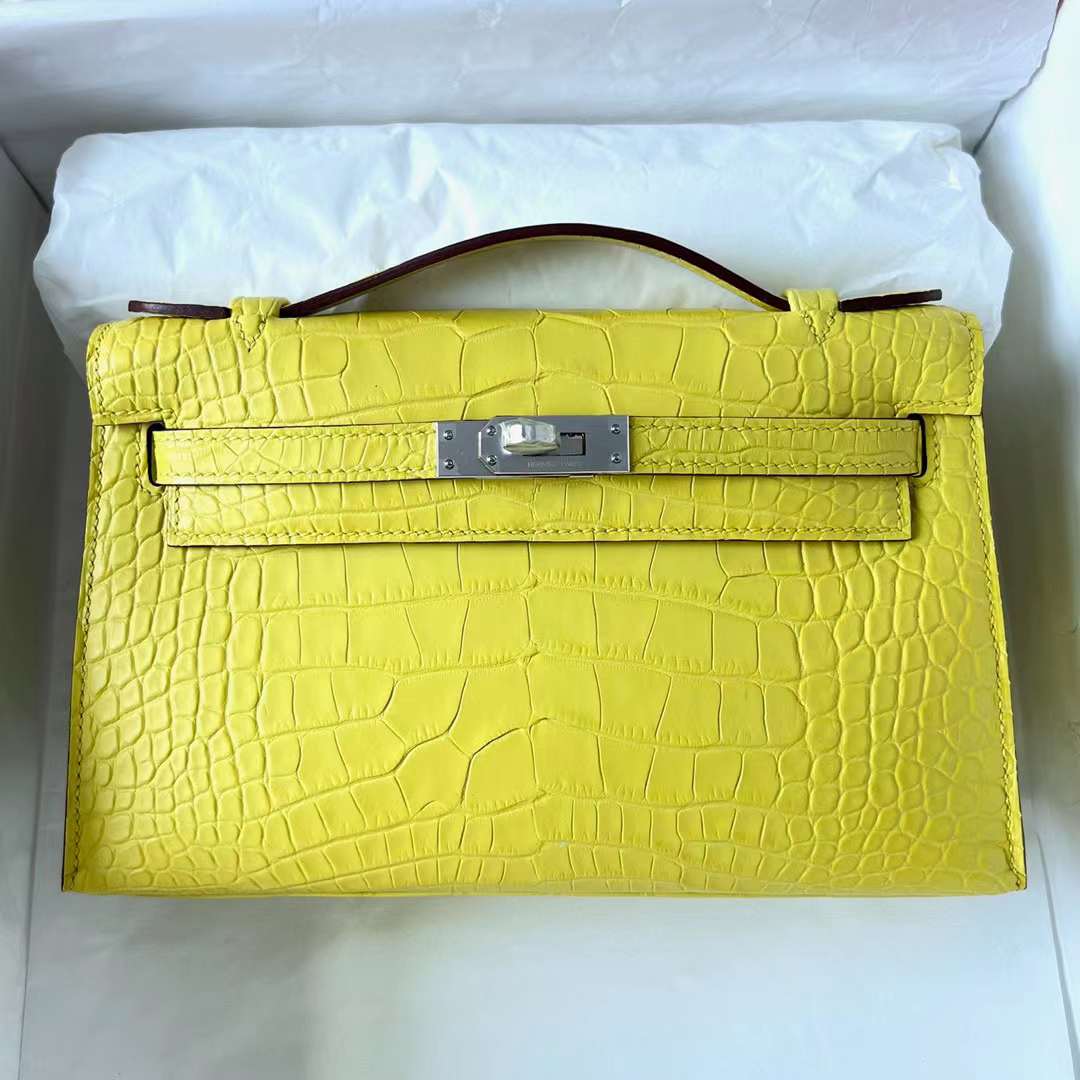 Hermès（爱马仕）Mini Kelly Pochette 雾面美洲鳄鱼皮 9R 柠檬黄 银扣 22cm 全手工蜡线缝制 Phw