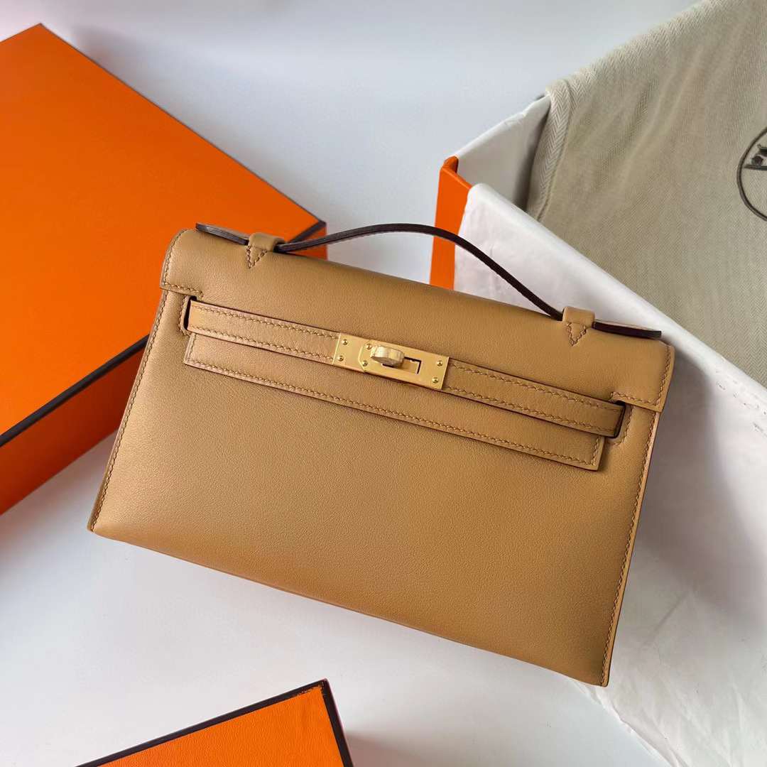 Hermès（爱马仕）Mini Kelly Pochette Swift 4B 饼干色 金扣 22cm 全手工蜡线缝制 Ghw