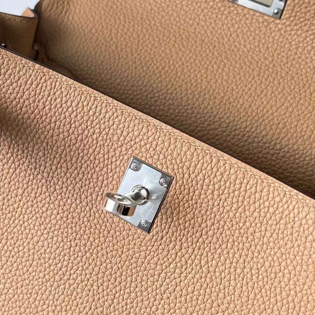 Hermès（爱马仕）Kelly 凯莉包 Togo 进口德国小牛皮 0M 奶茶色 银扣 25cm 全手工蜡线缝制 Phw