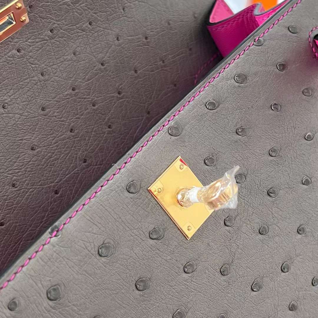 Hermès（爱马仕）Kelly 凯莉包 Ostrich 鸵鸟皮 M8 沥青灰 拼 E5 桃红色 金扣 25cm 顶级工艺 全手工缝制 Ghw